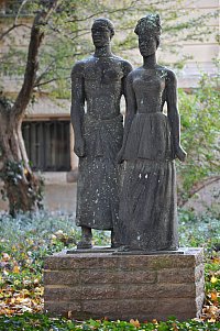 „Freies Afrika" (Bronzeplastik 1965) von Gerhard Geyer (1907-1989)
Standort: Halle (Saale), Universitätsring
(Foto: Uni Halle/Markus Scholz)