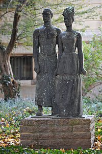 Freies Afrika" (Bronzeplastik 1965) von Gerhard Geyer (1907-1989)
Standort: Halle (Saale), Universittsring
(Foto: Uni Halle/Markus Scholz)